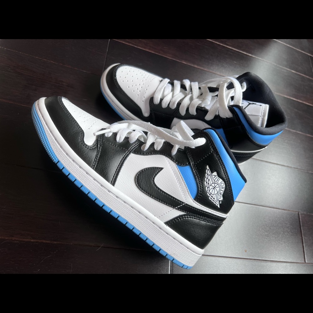 Size US Women's 7 - Authentic Nike Air Jordan 1 Mid University Blue with Box